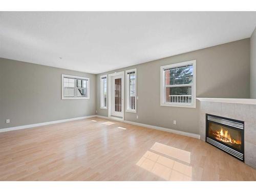 102-417 3 Avenue Ne, Calgary, AB - Indoor Photo Showing Living Room With Fireplace