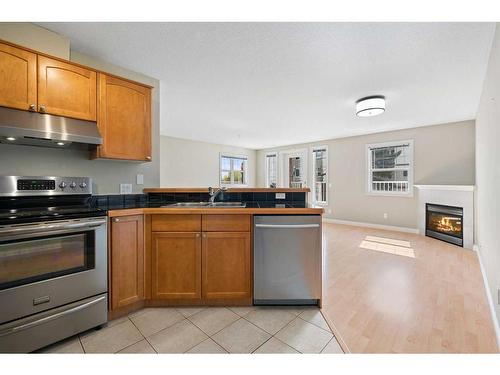 102-417 3 Avenue Ne, Calgary, AB - Indoor Photo Showing Kitchen With Double Sink