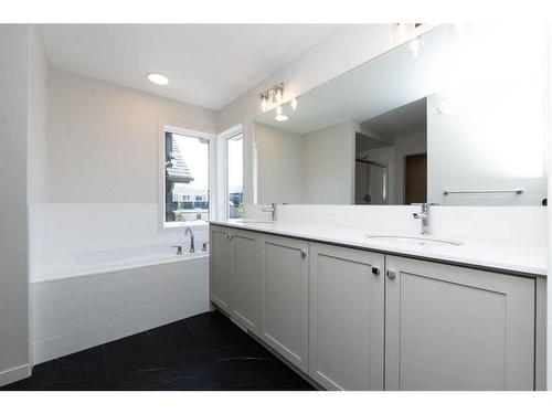 1309 Bayview Point Sw, Airdrie, AB - Indoor Photo Showing Bathroom