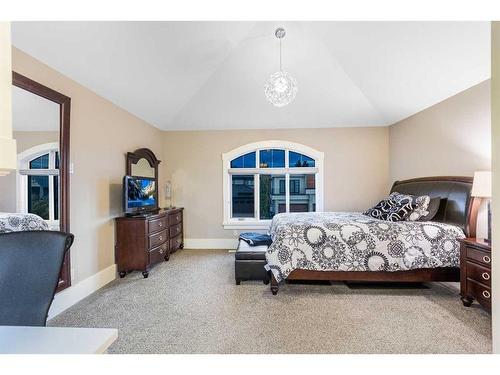 32 Aspen Ridge Manor Sw, Calgary, AB - Indoor Photo Showing Bedroom