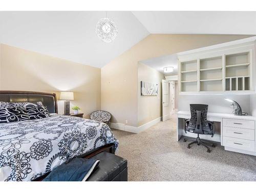 32 Aspen Ridge Manor Sw, Calgary, AB - Indoor Photo Showing Bedroom