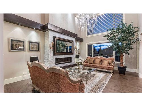 32 Aspen Ridge Manor Sw, Calgary, AB - Indoor Photo Showing Living Room