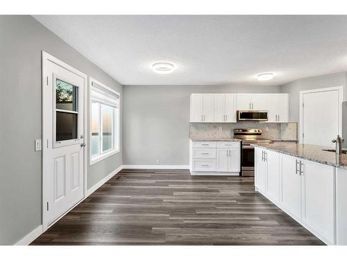 16161 Shawbrooke Road Sw, Calgary, AB - Indoor Photo Showing Kitchen