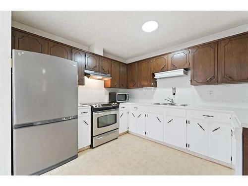 946 Berkley Drive Nw, Calgary, AB - Indoor Photo Showing Kitchen