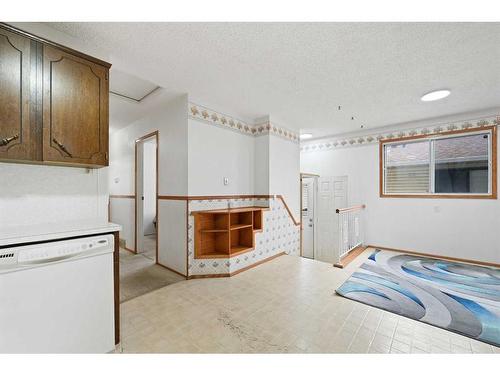 946 Berkley Drive Nw, Calgary, AB - Indoor Photo Showing Kitchen