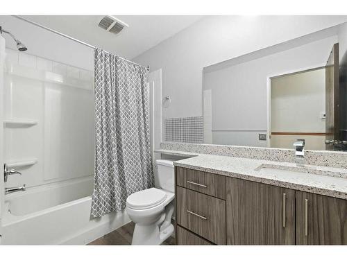 946 Berkley Drive Nw, Calgary, AB - Indoor Photo Showing Bathroom