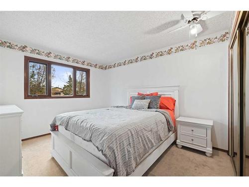 946 Berkley Drive Nw, Calgary, AB - Indoor Photo Showing Bedroom