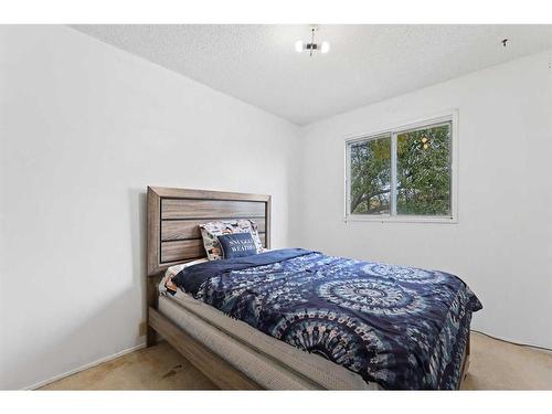 946 Berkley Drive Nw, Calgary, AB - Indoor Photo Showing Bedroom