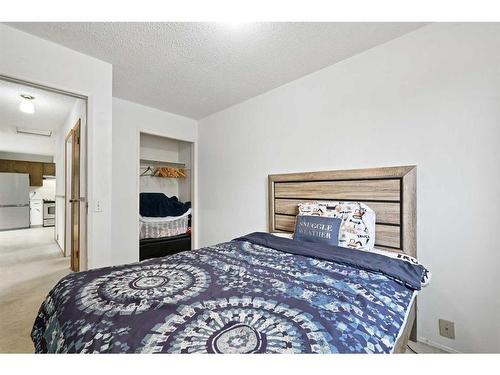 946 Berkley Drive Nw, Calgary, AB - Indoor Photo Showing Bedroom