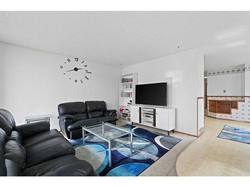 946 Berkley Drive Nw, Calgary, AB - Indoor Photo Showing Living Room