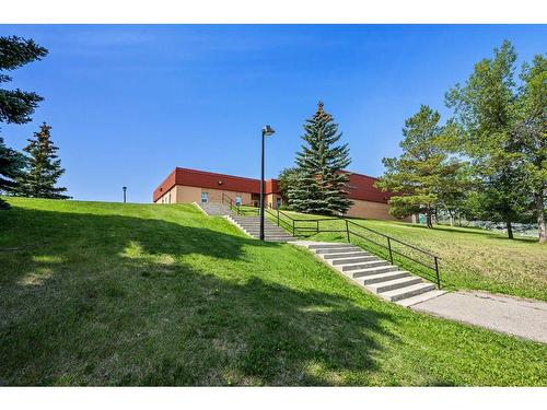 946 Berkley Drive Nw, Calgary, AB - Outdoor