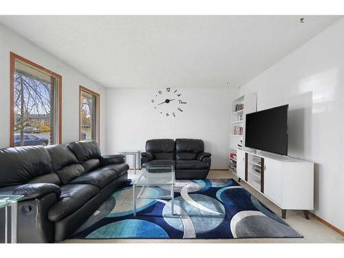 946 Berkley Drive Nw, Calgary, AB - Indoor Photo Showing Living Room