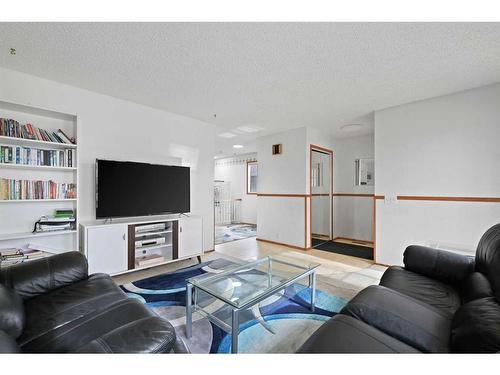 946 Berkley Drive Nw, Calgary, AB - Indoor Photo Showing Living Room