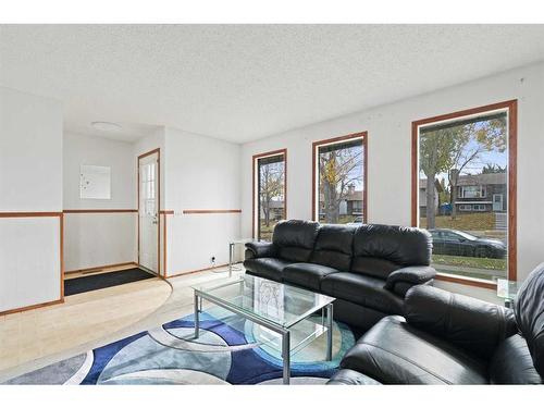 946 Berkley Drive Nw, Calgary, AB - Indoor Photo Showing Living Room