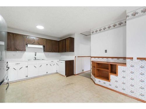 946 Berkley Drive Nw, Calgary, AB - Indoor Photo Showing Kitchen