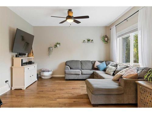 73 Kingsbridge Place Se, Airdrie, AB - Indoor Photo Showing Living Room