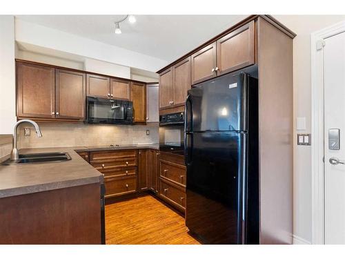 344-26 Val Gardena View Sw, Calgary, AB - Indoor Photo Showing Kitchen