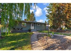 27 Chatham Drive NW Calgary, AB T2L 0Z4