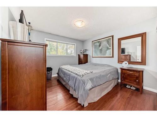 46 Windermere Road Sw, Calgary, AB - Indoor Photo Showing Bedroom