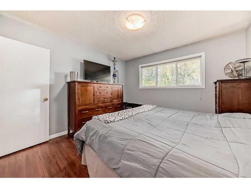 46 Windermere Road Sw, Calgary, AB - Indoor Photo Showing Bedroom