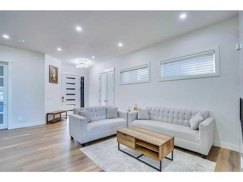 108 Hampstead Mews Nw, Calgary, AB - Indoor Photo Showing Living Room