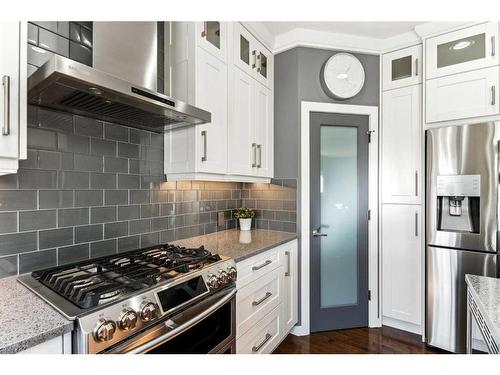 228 Stonegate Place Nw, Airdrie, AB - Indoor Photo Showing Kitchen With Upgraded Kitchen