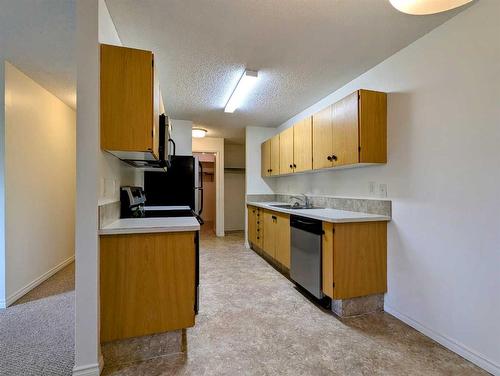 204-6108 53 Street, Olds, AB - Indoor Photo Showing Kitchen