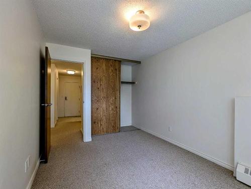 204-6108 53 Street, Olds, AB - Indoor Photo Showing Other Room