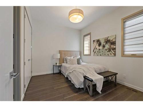 275 Dalhurst Way Nw, Calgary, AB - Indoor Photo Showing Bedroom