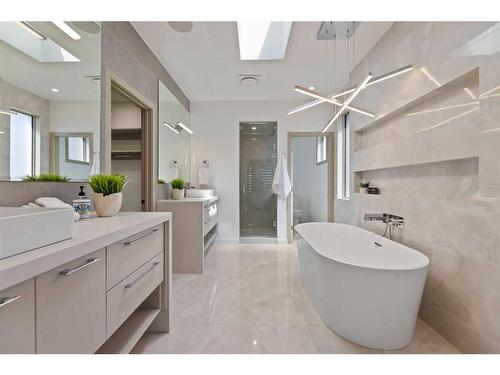 275 Dalhurst Way Nw, Calgary, AB - Indoor Photo Showing Bathroom