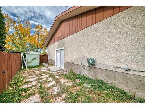 6129 Maddock Drive Ne, Calgary, AB - Outdoor