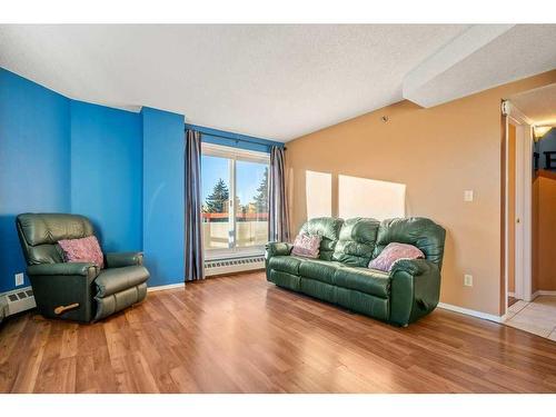 401-2011 University Drive Nw, Calgary, AB - Indoor Photo Showing Living Room