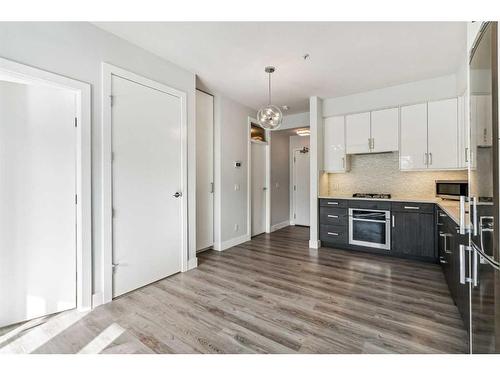 105-1521 26 Avenue Sw, Calgary, AB - Indoor Photo Showing Kitchen With Upgraded Kitchen