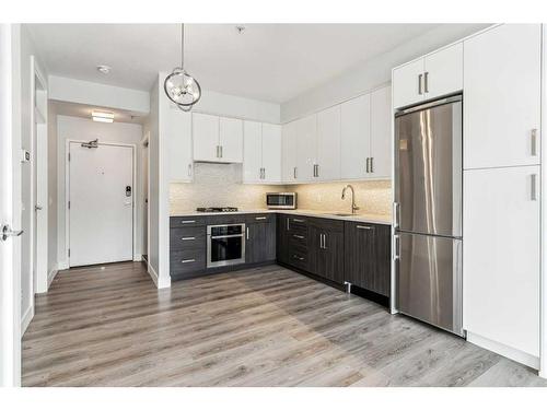 105-1521 26 Avenue Sw, Calgary, AB - Indoor Photo Showing Kitchen With Stainless Steel Kitchen With Upgraded Kitchen