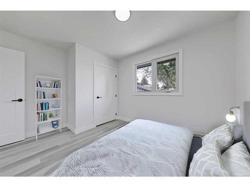 1272 Hunterburn Crescent Nw, Calgary, AB - Indoor Photo Showing Bedroom