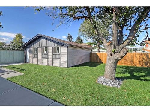 1272 Hunterburn Crescent Nw, Calgary, AB - Outdoor