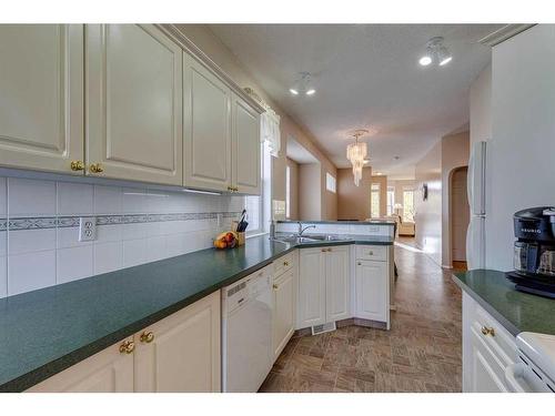 46 Country Hills Heights Nw, Calgary, AB - Indoor Photo Showing Kitchen