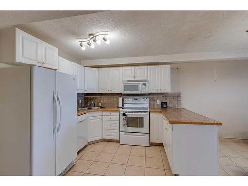 46 Country Hills Heights Nw, Calgary, AB - Indoor Photo Showing Kitchen