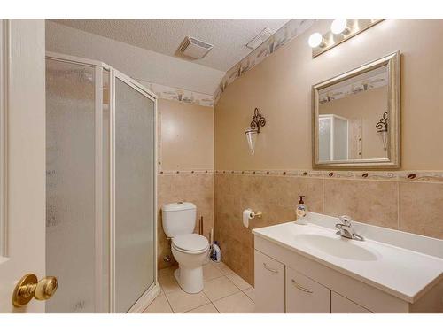 46 Country Hills Heights Nw, Calgary, AB - Indoor Photo Showing Bathroom