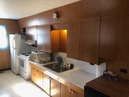 513 Centre Street North, Sundre, AB - Indoor Photo Showing Kitchen With Double Sink