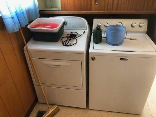 513 Centre Street North, Sundre, AB - Indoor Photo Showing Laundry Room