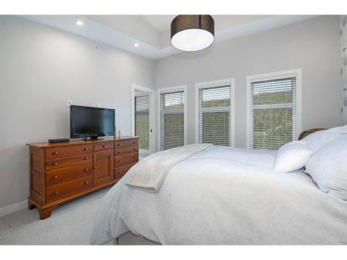 3008 85 Street Sw, Calgary, AB - Indoor Photo Showing Bedroom