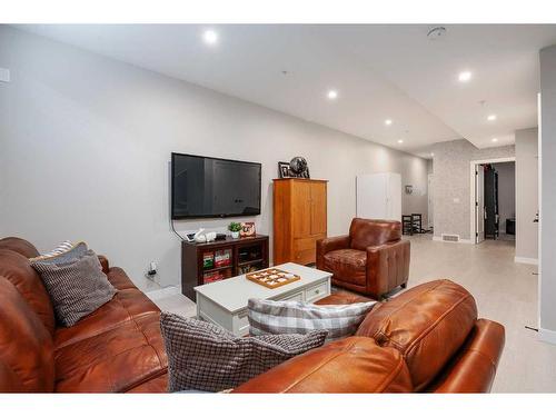 3008 85 Street Sw, Calgary, AB - Indoor Photo Showing Living Room