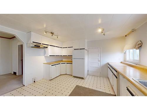 2219 22 Street, Nanton, AB - Indoor Photo Showing Kitchen