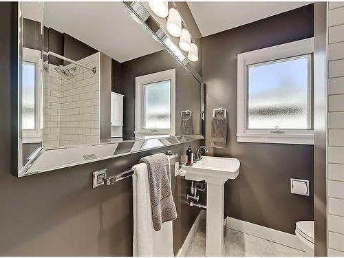 3203 26 Street Sw, Calgary, AB - Indoor Photo Showing Bathroom