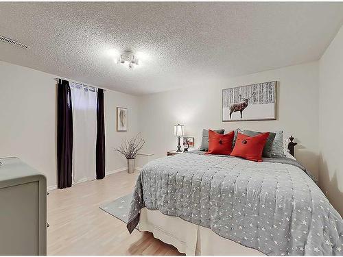 3203 26 Street Sw, Calgary, AB - Indoor Photo Showing Bedroom