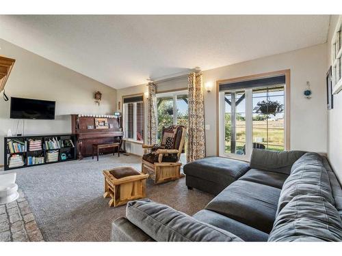 272187 Township Road 240, Rural Rocky View County, AB - Indoor Photo Showing Living Room