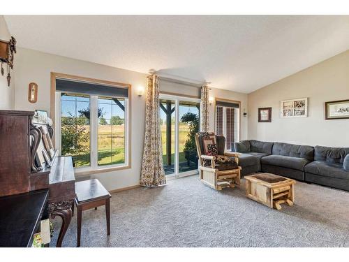 272187 Township Road 240, Rural Rocky View County, AB - Indoor Photo Showing Living Room