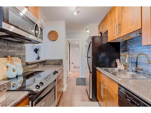 805-1335 12 Avenue Sw, Calgary, AB - Indoor Photo Showing Kitchen With Double Sink