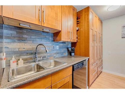 805-1335 12 Avenue Sw, Calgary, AB - Indoor Photo Showing Kitchen With Double Sink